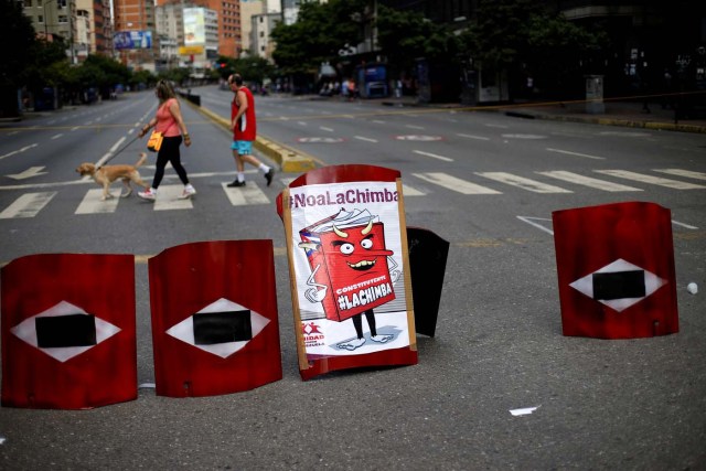 Makeshift shields lie on a blocked road during a strike called to protest against Venezuelan President Nicolas Maduro's government in Caracas, Venezuela July 26, 2017. On the shield reads "Constituent" REUTERS/Andres Martinez Casares