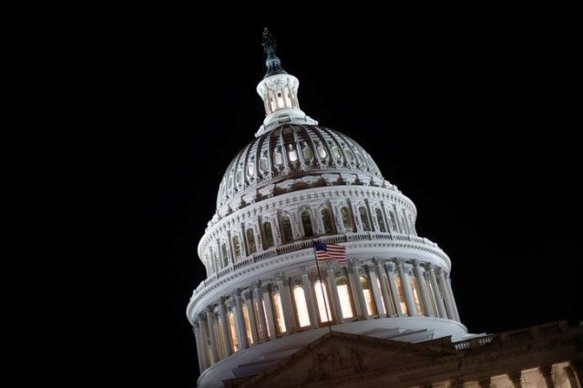 Imagen del Capitolio de Estados Unidos antes de una ronda de votación nocturna sobre un proyecto de ley de salud en Washington. 27 de julio, 2017. REUTERS/Aaron P. Bernstein
