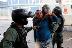 Brutal represión persiste contra manifestantes en Bello Campo: La resistencia se mantiene