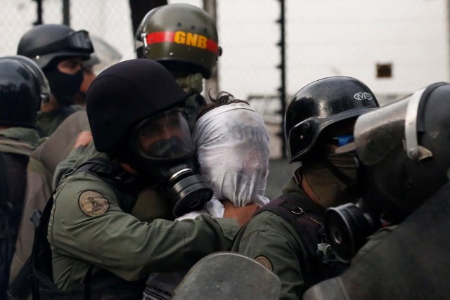 Riot security forces detain a demonstrator during a rally against Venezuela's President Nicolas Maduro's government in Caracas, Venezuela, July 28, 2017. REUTERS/Carlos Garcia Rawlins