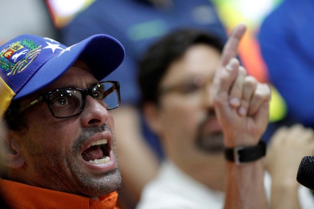 Venezuela's opposition leader Henrique Capriles gestures during a news conference in Caracas, Venezuela, July 28, 2017. REUTERS/Ueslei Marcelino