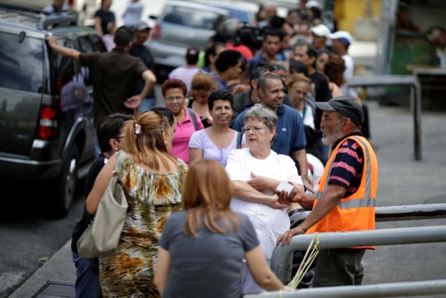 Venezuelan citizens line up to buy food at a store after a strike called to protest against Venezuelan President Nicolas Maduro's government in Caracas, Venezuela, July 29, 2017. REUTERS/Ueslei Marcelino