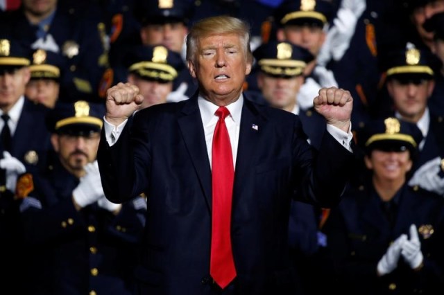 El presidente de Estados Unidos, Donald Trump, gesticula durante un discurso ante efectivos de seguridad federales, estatales y locales en Brentwood, Nueva York. 28 julio 2017. REUTERS/Jonathan Ernst