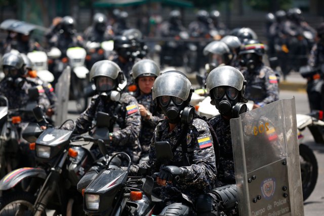 Funcionarios represores de la PNB. REUTERS/Carlos Garcia Rawlins