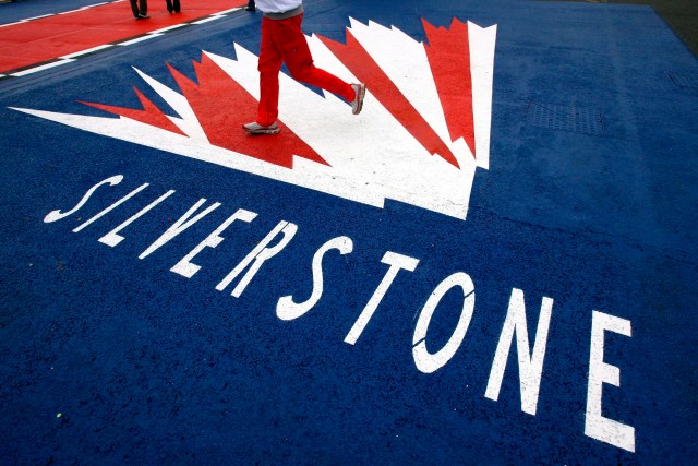 SLV27 SILVERSTONE (REINO UNIDO) 06/07/07 : Un miembro del equipo camina encima del Logo de Silverstone en el circuito de Silverstone, en Northamptonshire, Reino Unido, hoy viernes 6 de julio. El Gran Premio de Fórmula Uno de Gran Bretaña se corre el domingo 8 de julio. EFE/Jens Buettner