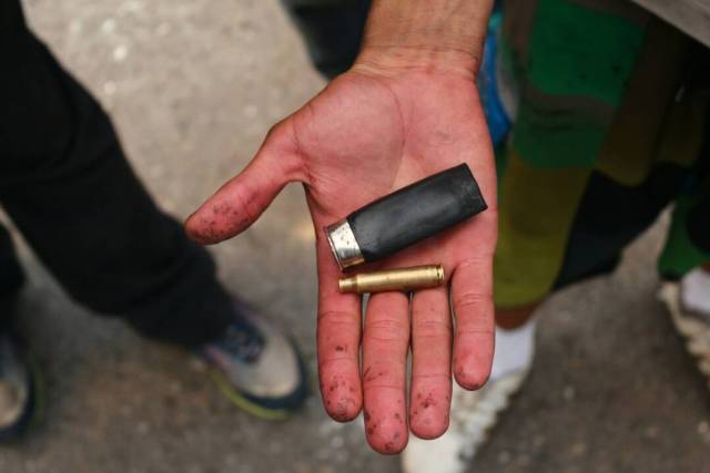 Paramilitares armados arremeten en Bello Campo: Queman y roban motos. Foto: Will Jiménez / LaPatilla.com