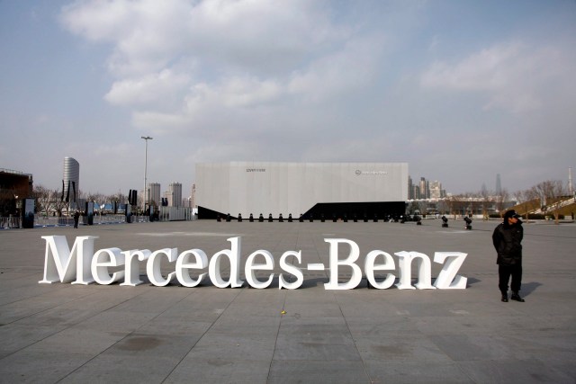 SHA08 SHANGHAI (CHINA) 15/1/2011.- Un guardia de seguridad vigila el exterior del Mercedes Benz Arena durante la celebración de los 125 años de la Mercedez-Benz, en Shangai, China, hoy, sábado 15 de enero de 2011. La Mercedez-Benz celebra los 125 años de la aparición del automóvil así como también la inauguración del centro de convenciones Mercedes-Benz Arena, oficialmente conocido como el Centro Cultural de Exposiciones. EFE/Stringer