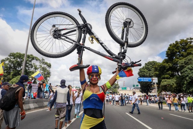 CAR14. CARACAS (VENEZUELA), 01/07/2017.- Manifestantes opositores participan en una marcha hoy, sábado 1 de julio de 2017, en Caracas (Venezuela). La oposición venezolana realiza hoy una concentración en Caracas como protesta contra la solicitud de antejuicio de mérito contra la fiscal de ese país, Luisa Ortega Díaz, que el Tribunal Supremo de Justicia (TSJ) admitió el pasado 20 de junio y con lo que la funcionaria podría ser enjuiciada. La coalición opositora Mesa de la Unidad Democrática (MUD) invitó a las personas a concentrarse en el este de Caracas, específicamente en la autopista Francisco Fajardo, principal arteria vial de la capital, a la altura de Los Ruices. EFE/Miguel Gutiérrez