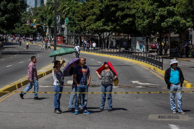 CAR25. CARACAS (VENEZUELA), 04/07/2017.- Manifestantes opositores cortan vías hoy, martes 4 de julio de 2017, en Caracas (Venezuela), para protestar contra el cambio de Constitución que promueve el Gobierno de Nicolás Maduro mediante una Asamblea Nacional Constituyente (ANC). El denominado "trancazo nacional contra la dictadura" inició como estaba pautado a las 12.00 hora local (16.00 GMT) y se extenderá durante seis horas, siendo esta la convocatoria de más larga duración que ha hecho la MUD desde que se iniciaron las protestas antigubernamentales hace tres meses. EFE/Miguel Gutiérrez