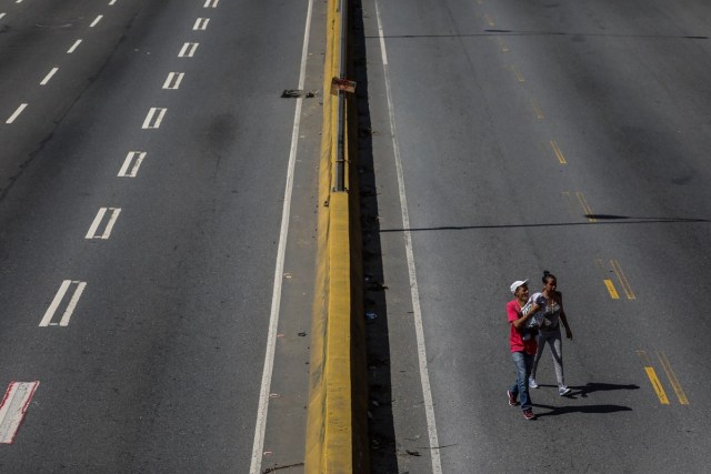 CAR25. CARACAS (VENEZUELA), 04/07/2017.- Manifestantes opositores cortan vías hoy, martes 4 de julio de 2017, en Caracas (Venezuela), para protestar contra el cambio de Constitución que promueve el Gobierno de Nicolás Maduro mediante una Asamblea Nacional Constituyente (ANC). El denominado "trancazo nacional contra la dictadura" inició como estaba pautado a las 12.00 hora local (16.00 GMT) y se extenderá durante seis horas, siendo esta la convocatoria de más larga duración que ha hecho la MUD desde que se iniciaron las protestas antigubernamentales hace tres meses. EFE/Miguel Gutiérrez
