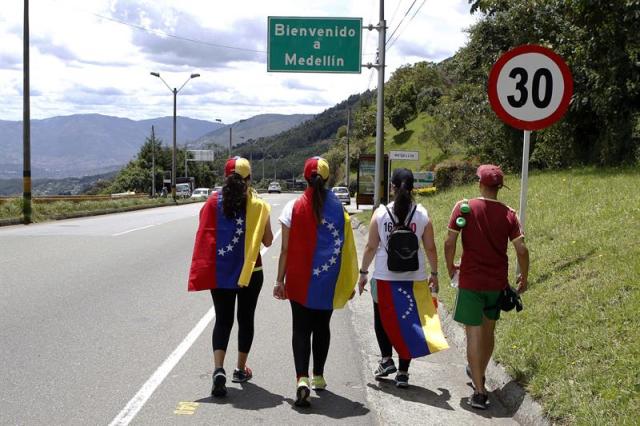 Activistas venezolanas recorren Colombia en una caminata por la libertad. Foto: EFE