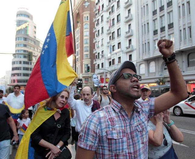 Mas de 300 manifestantes convocados por la oposición venezolana, han marchado hoy por las calles de Madrid para pedir la excarcelación de "todos los presos políticos" del país y reclamar la celebración de unas elecciones "libres" y "plenamente democráticas". EFE / Chema Barroso.