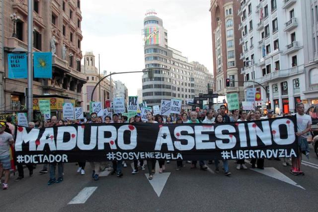 Mas de 300 manifestantes convocados por la oposición venezolana, han marchado hoy por las calles de Madrid para pedir la excarcelación de "todos los presos políticos" del país y reclamar la celebración de unas elecciones "libres" y "plenamente democráticas". EFE / Chema Barroso.