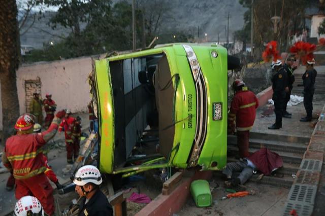 Al menos ocho personas fallecieron producto del accidente. Foto: EFE