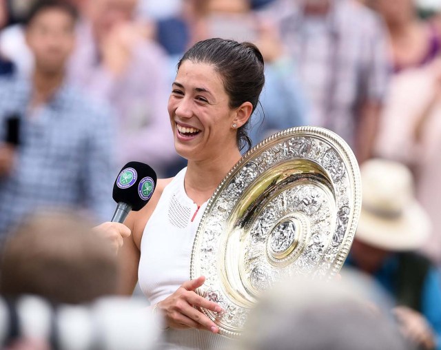 Wimbledon (United Kingdom), 15/07/2017.- Garbine Muguruza of Spain with the championship trophy as she celebrates her victory over Venus Williams of the US in the women's final of the Wimbledon Championships at the All England Lawn Tennis Club, in London, Britain, 15 July 2017. (España, Londres, Tenis) EFE/EPA/GERRY PENNY EDITORIAL USE ONLY/NO COMMERCIAL SALES
