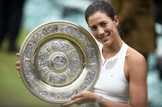 Wimbledon (United Kingdom), 15/07/2017.- Garbine Muguruza of Spain with the championship trophy as she celebrates her victory over Venus Williams of the US in the women's final of the Wimbledon Championships at the All England Lawn Tennis Club, in London, Britain, 15 July 2017. (España, Londres, Tenis) EFE/EPA/GERRY PENNY EDITORIAL USE ONLY/NO COMMERCIAL SALES