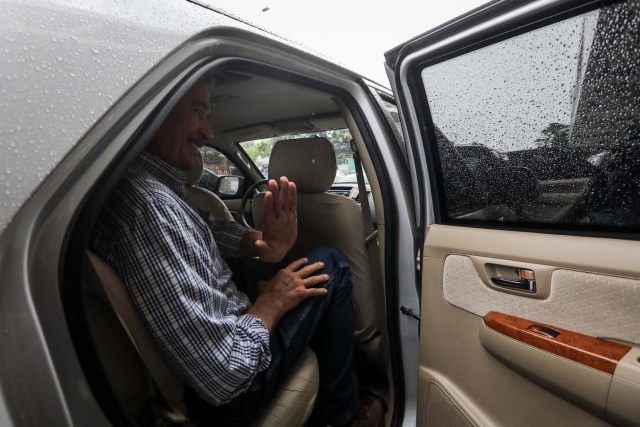 VEN002. CARACAS (VENEZUELA), 15/07/2017.- El expresidente de México Vicente Fox saluda desde un vehículo tras su llegada al aeropuerto internacional Simón Bolívar hoy, sábado 15 de julio de 2017, en Caracas (Venezuela). Los expresidentes Vicente Fox (México), Andrés Pastrana (Colombia), Jorge Quiroga (Bolivia) Laura Chinchilla y Miguel Ángel Rodríguez (Costa Rica) llegaron hoy a Venezuela para estar presentes este domingo en la consulta impulsada por la oposición sobre la Constituyente. EFE/Miguel Gutiérrez