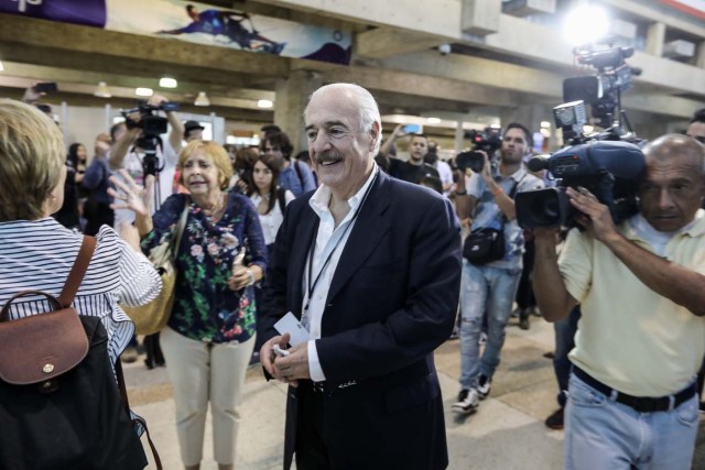 VEN006. CARACAS (VENEZUELA), 15/07/2017.- El expresidente de Colombia Andrés Pastrana (c) habla con miembros de la prensa tras su llegada al aeropuerto internacional Simón Bolívar hoy, sábado 15 de julio de 2017, en Caracas (Venezuela). Los expresidentes Vicente Fox (México), Andrés Pastrana (Colombia), Jorge Quiroga (Bolivia) Laura Chinchilla y Miguel Ángel Rodríguez (Costa Rica) llegaron hoy a Venezuela para estar presentes este domingo en la consulta impulsada por la oposición sobre la Constituyente. EFE/Miguel Gutiérrez