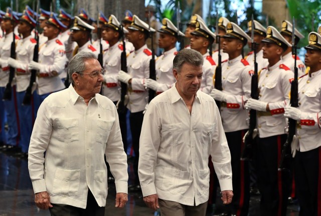 HAB17. LA HABANA (CUBA), 17/07/2017.- El presidente de Cuba, Raúl Castro (i) y el presidente de Colombia, Juan Manuel Santos (d), pasan revista a las tropas formadas para la ceremonia oficial de recibimiento hoy, lunes 17 de julio de 2017, en el Palacio de la Revolución de La Habana (Cuba). Santos arribó la noche del domingo a Cuba para comenzar hoy una visita oficial que busca relanzar la relación bilateral haciendo énfasis en los temas económicos, informó una fuente oficial. EFE/Alejandro Ernesto