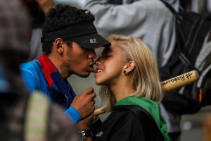 A pesar del caos y la represión en Venezuela hay tiempo para el amor (Fotos)