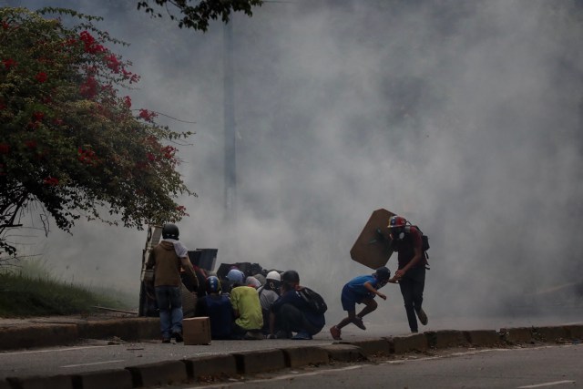 CAR210. CARACAS (VENEZUELA), 20/07/2017. Manifestantes opositores se enfrentan a la Guardia Nacional Bolivariana (GNB) hoy, jueves 20 de julio de 2017, en Caracas (Venezuela). Los manifestantes alegan que los militares les disparan proyectiles de metal y ellos responden con piedras. Sectores enteros de Caracas permanecen hoy cerrados al tráfico en seguimiento del paro general de 24 horas convocado por la oposición contra el presidente, Nicolás Maduro, en una nueva acción de protesta antigubernamental que atrancó las comunicaciones y provocó el cierre de buena parte de los negocios. EFE/Miguel Gutiérrez