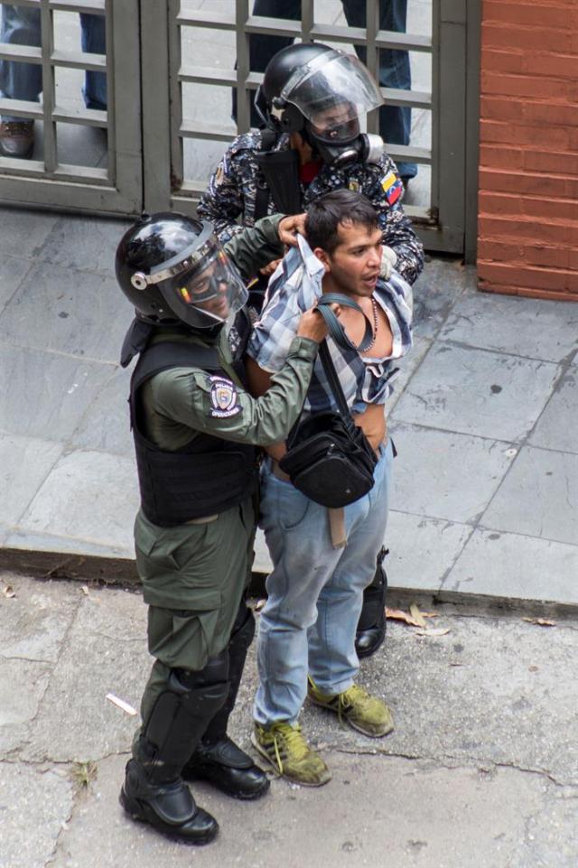 Los momentos de tensión que vivió el periodista de la Unidad al ser detenido. Foto: EFE