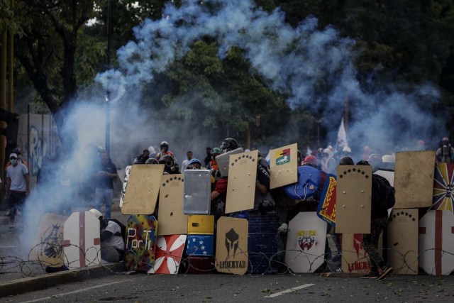 CAR301. CARACAS (VENEZUELA), 20/07/2017. Manifestantes opositores se enfrentan a la Guardia Nacional Bolivariana (GNB) hoy, sábado 22 de julio de 2017, en Caracas (Venezuela). Varias personas resultaron heridas hoy en Venezuela cuando la Guardia Nacional Bolivariana (GNB, Policía militarizada) interceptó marchas ciudadanas de apoyo a los nuevos magistrados del Tribunal Supremo de Justicia (TSJ) designados este viernes por el Parlamento, de mayoría opositora. EFE/Miguel Gutiérrez