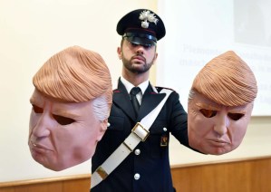 Detenidos dos hermanos que robaban cajeros con máscaras de Trump (fotos)