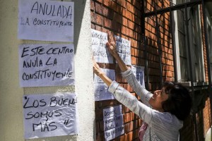 En fotos: Venezolanos empapelan centros de votación para exigir suspensión de la Constituyente cubana