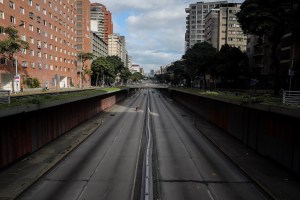 Elevados, calles y avenidas de Caracas, están “pa’ el perro” por falta de mantenimiento