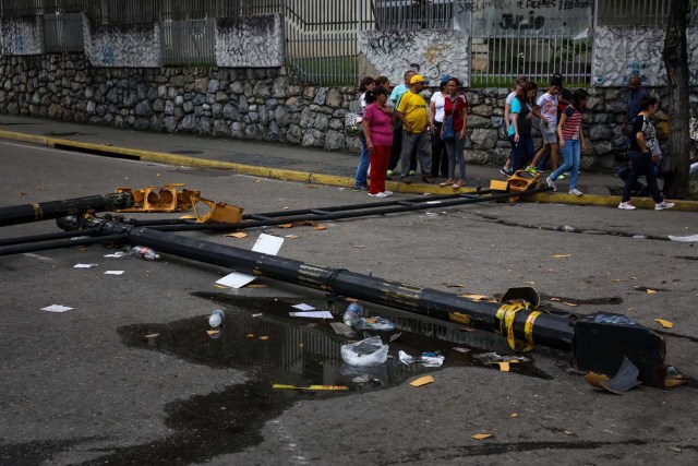 ACOMPAÑA CRÓNICA: VENEZUELA CRISIS - CAR10. CARACAS (VENEZUELA), 27/07/2017.- Vista de un semáforo dañado hoy, jueves 27 de julio de 2017, en Caracas (Venezuela). Efectivos de las fuerzas de orden de Venezuela arremetieron en las últimas horas contra complejos residenciales en varias zonas de Caracas, derribando portones y postes de luz para agredir luego a algunos vecinos, que denuncian "terror" por abusos gratuitos y disparos contra los inmuebles. EFE/Miguel Gutiérrez
