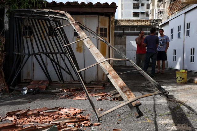 ACOMPAÑA CRÓNICA: VENEZUELA CRISIS - CAR10. CARACAS (VENEZUELA), 27/07/2017.- Vista de la reja de una vivienda dañada hoy, jueves 27 de julio de 2017, en Caracas (Venezuela). Efectivos de las fuerzas de orden de Venezuela arremetieron en las últimas horas contra complejos residenciales en varias zonas de Caracas, derribando portones y postes de luz para agredir luego a algunos vecinos, que denuncian "terror" por abusos gratuitos y disparos contra los inmuebles. EFE/Miguel Gutiérrez