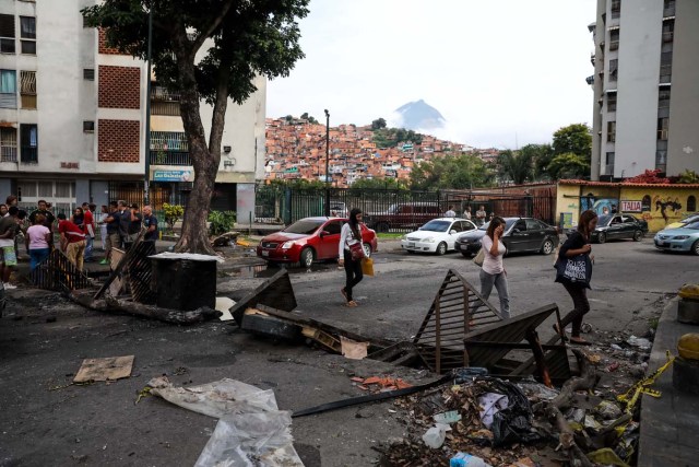 ACOMPAÑA CRÓNICA: VENEZUELA CRISIS - CAR10. CARACAS (VENEZUELA), 27/07/2017.- Vista de una reja dañada hoy, jueves 27 de julio de 2017, en Caracas (Venezuela). Efectivos de las fuerzas de orden de Venezuela arremetieron en las últimas horas contra complejos residenciales en varias zonas de Caracas, derribando portones y postes de luz para agredir luego a algunos vecinos, que denuncian "terror" por abusos gratuitos y disparos contra los inmuebles. EFE/Miguel Gutiérrez