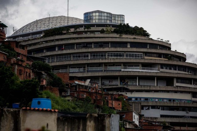 ACOMPAÑA CRÓNICA: VENEZUELA CRISIS - CR02. CARACAS (VENEZUELA), 28/07/2017.- Fotografía del edificio "El Helicoide", sede del Servicio Bolivariano de Inteligencia (Sebin) y lugar de detención de la mayor parte de los detenidos en protestas que siguen privados de libertad, y algunos de los casi 500 presos políticos hoy, viernes 28 de julio de 2017, en Caracas (Venezuela). Una media de 40 personas, en su mayoría estudiantes, han sido detenidas cada día en Venezuela por delitos como "terrorismo" o "insurrección" desde que empezara el 1 de abril la presente ola de protestas para exigir la renuncia del presidente Nicolás Maduro, en las que han muerto más de cien personas. EFE/CRÍSTIAN HERNÁNDEZ