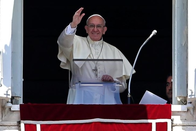El Papa Francisco saluda mientras celebra la oración del Angelus en la Plaza de San Pedro en El Vaticano, 9 de julio de 2017. REUTERS/Max Rossi/Files