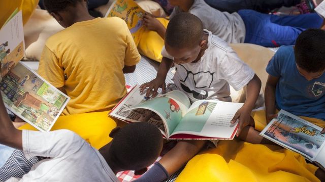 Los niños del barrio popular de Petare leen cuentos cada domingo con el proyecto Pasa la Cebra, en la lista de Caracas 450.