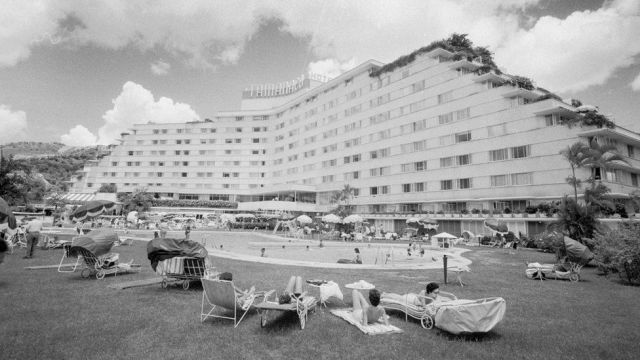 GETTY IMAGES Image caption Infraestructuras como esta, el Hotel Tamanaco, hacían de Venezuela un ejemplo de modernidad durante el siglo pasado.
