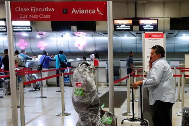 Foto de archivo. Un hombre espera hacer su check in en el mostrador de la aerolínea Avianca, en el aeropuerto de Simón Bolívar en Caracas. 23 octubre, 2016. REUTERS/Carlos Garcia Rawlins - RTX2Q3XQ