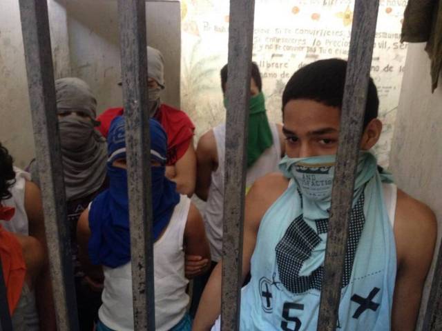 Adolescentes en conflicto con la ley en calabozo del estado Miranda, al centro de Venezuela. Foto: Angélica Lugo, investigadora de Una Ventana a la Libertad