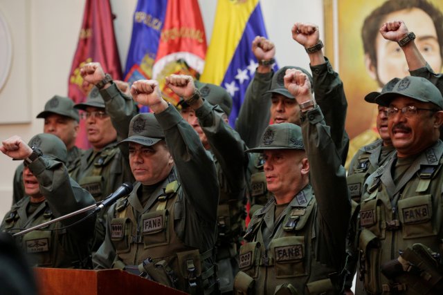 Foto: El ministro venezolano de Defensa, Vladimir Padrino López, acompañado por miembros del alto mando militar, asiste a una conferencia de prensa en Caracas / Reuters