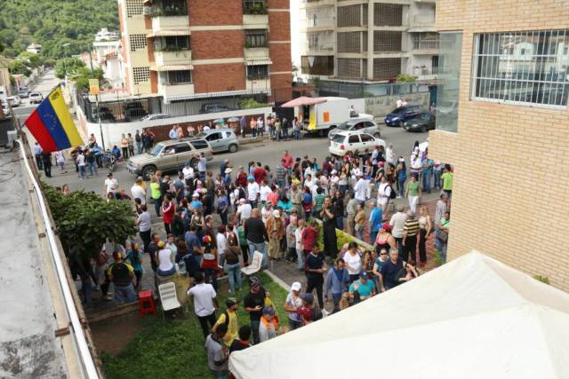 Vecinos de El Paraíso no se rinden y salieron a votar en la consulta popular Foto: Wil Jiménez - LaPatilla.com