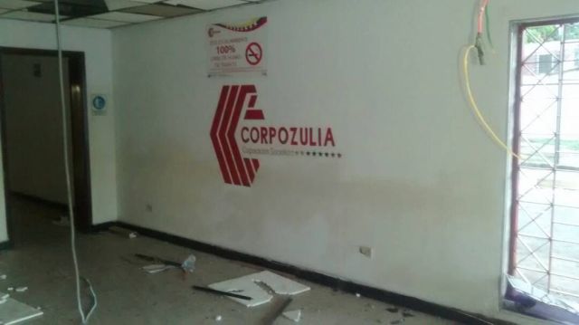 Sede de Corpozulia en Machiques saqueada y quemada / Foto: