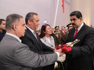 Venezolanos consideran que conflicto de poderes ha tornado al gobierno en dictadura (Venebarómetro)