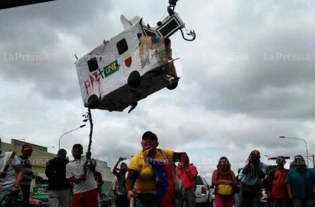 La curiosa piñata de la libertad que llevó "palo guaro parejo". Foto: @caracasorg 