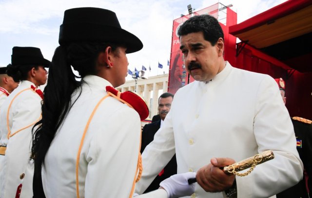 El liqui-liqui "línea blanca Samsung" que lució Maduro este viernes. Foto: @PresidencialVEn