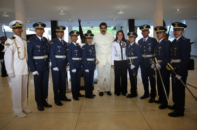 El liqui-liqui "línea blanca Samsung" que lució Maduro este viernes. Foto: @PresidencialVEn