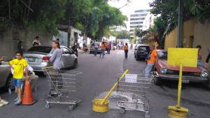 Así se lleva a cabo el trancazo frente a la casa de Leopoldo López #10Jul (Videos)