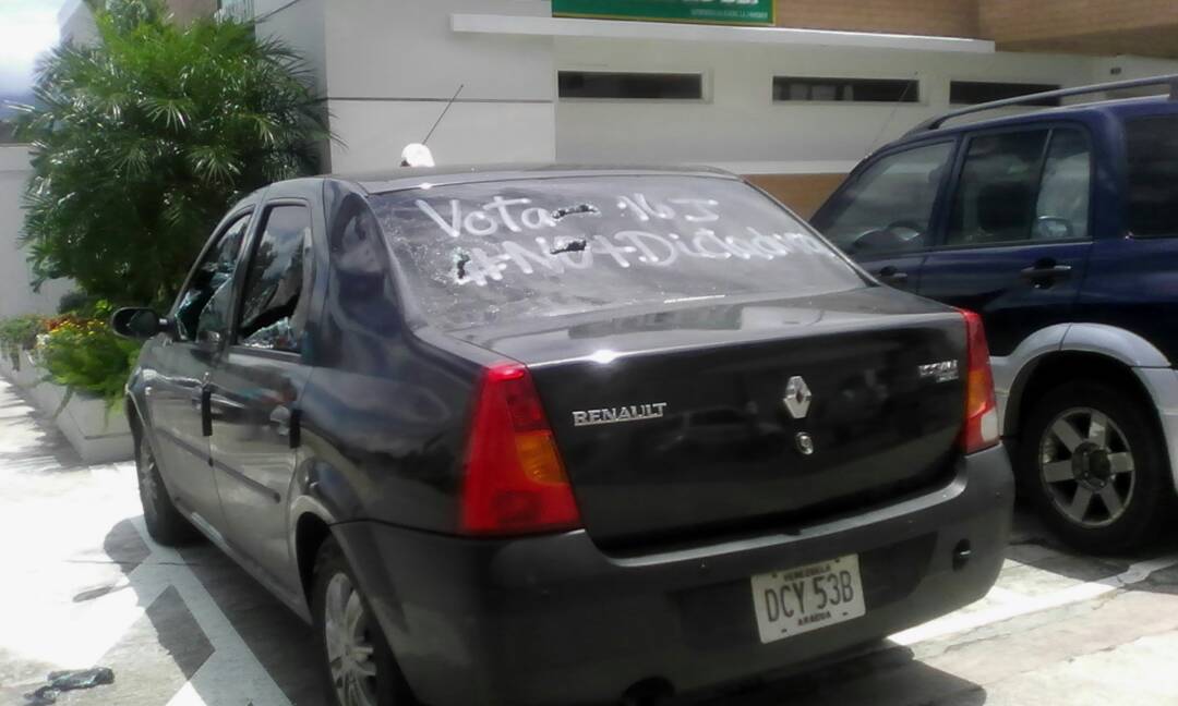 Colectivos armados atacaron un carro porque tenía mensaje que invitaba a votar este #16Jul (fotos)