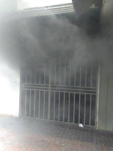 Cuerpos de in-seguridad incendian carros en sótano de Los Verdes en El Paraíso #30Jul (Video)