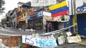 Mantienen barricadas en la avenida Rómulo Gallegos #28Jul